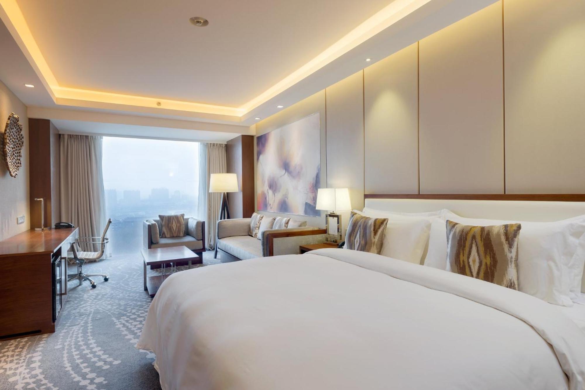 โรงแรม Intercontinental Center By Ihg 5*