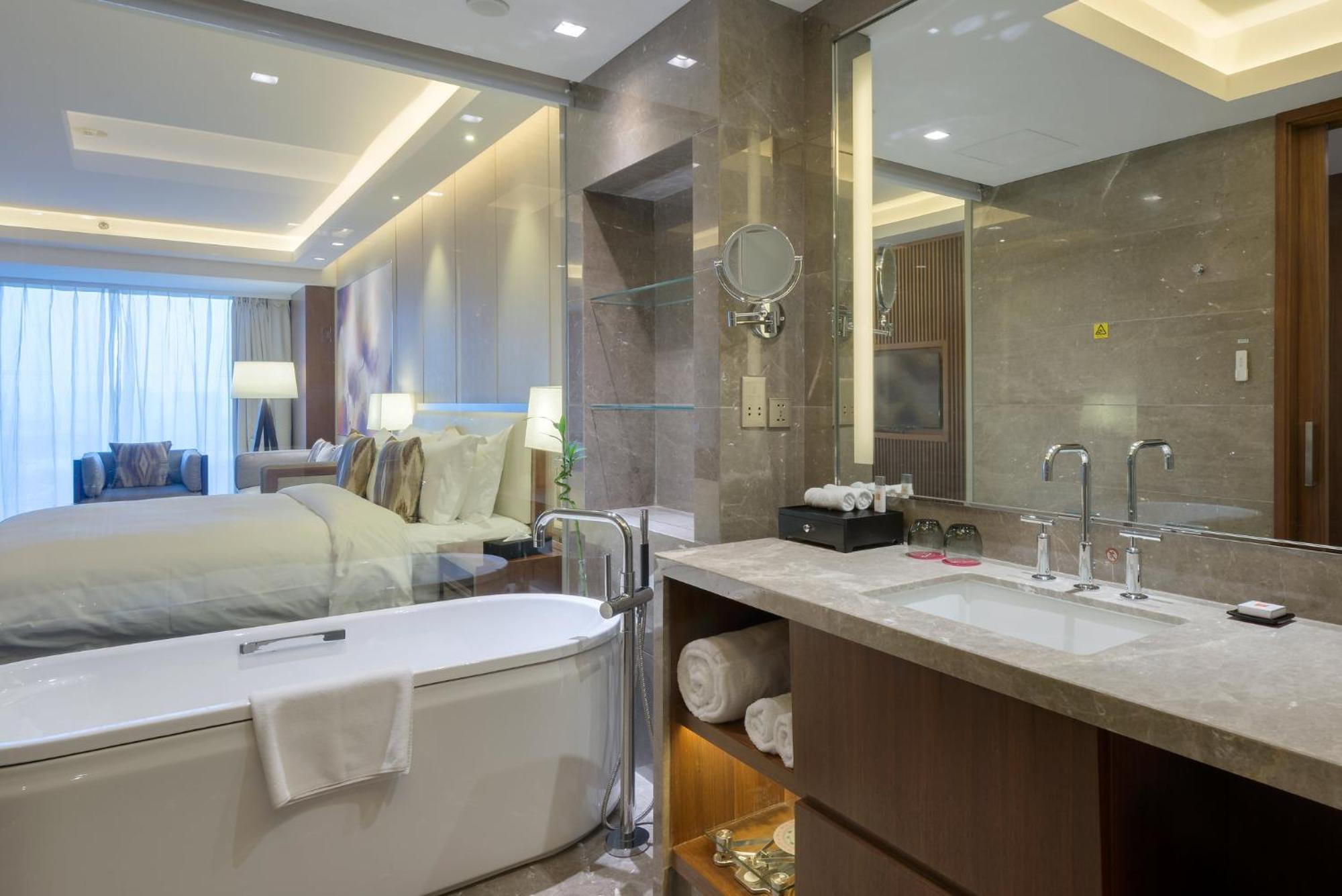 Intercontinental Center By Ihg จี่หนาน
